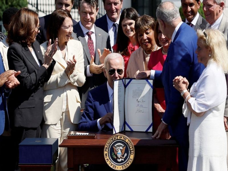 Tổng thống Mỹ Joe Biden ký Dự luật CHIPS để thúc đẩy sản xuất chất bán dẫn